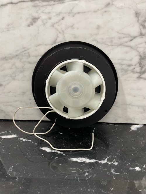 Тонкий бесшумный вытяжной вентилятор для ванной Mmotors ММC 100 черный