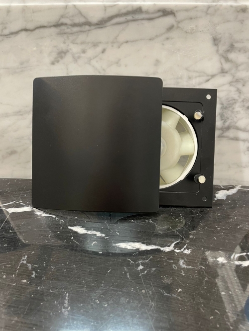 Тонкий бесшумный вытяжной вентилятор для ванной квадратный Mmotors ММC 100 K черный