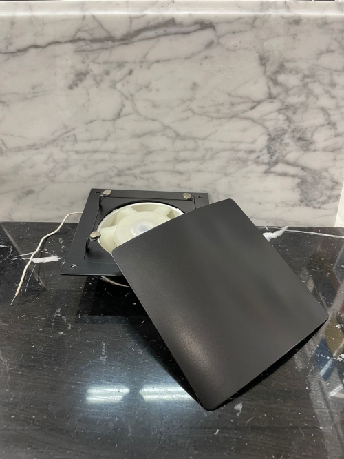 Тонкий бесшумный вытяжной вентилятор для ванной квадратный Mmotors ММC 100 K черный